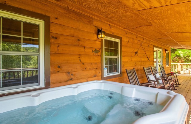 Cabin with River View located between Cherokee & Bryson City, 5 miles to casino!