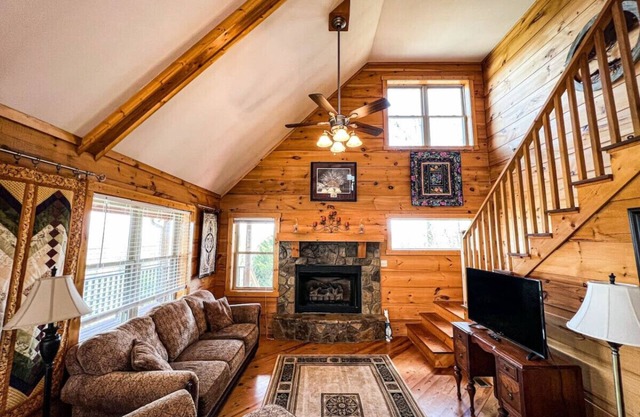 Cabin with Views/Dog Friendly by Camp Cheerio
