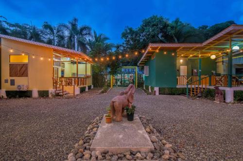 Cabinas Sede Villalobos, 3Min from the Beach! Playa Chiquita