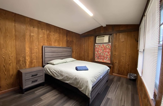 Cabine looking-like PRIVATE room in a house, near by Forest Park in Kew Gardens