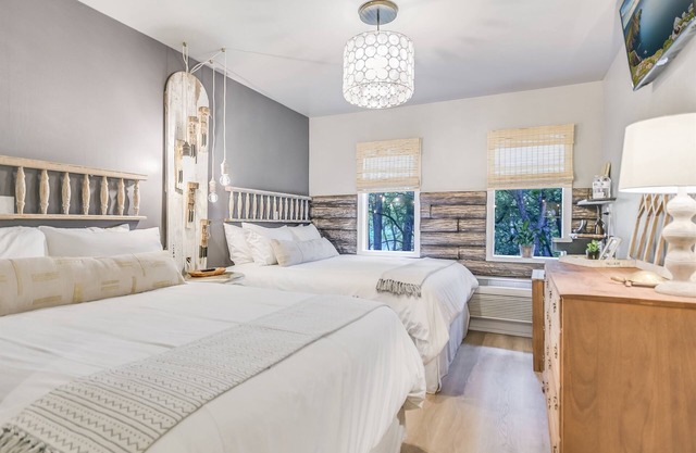 Cabins on the Square: Tranquility Suite #2