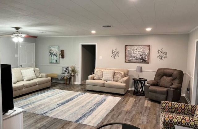 Cajun Properties- 3 bedroom 2.5 bath, bonus room
