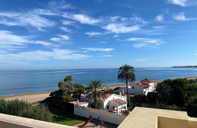 Caleta, ático, 3 dormitorios frente al mar, by Bookindenia