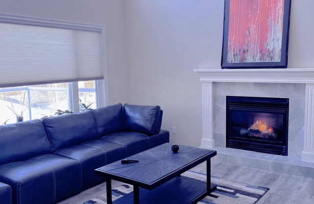 Calgary- single king room &private bathroom close LRT&free parking