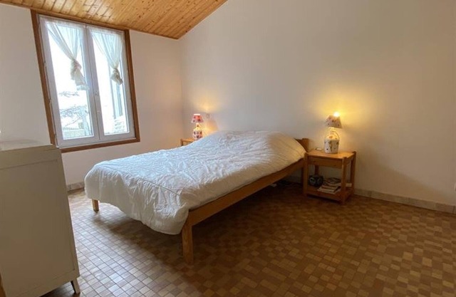 Calm Retreat: Cozy 2BR Home, Garden, Near Beach & Town, Sleeps 4