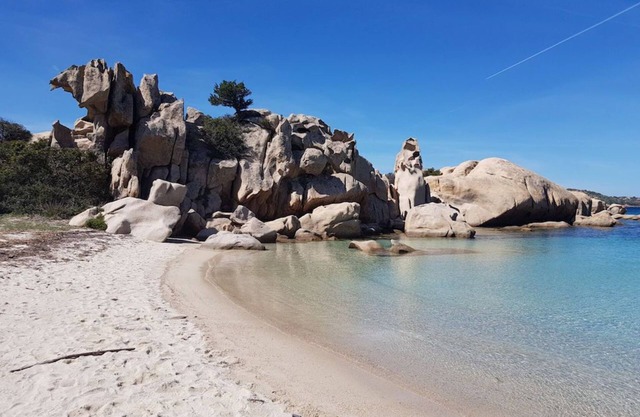 Calm & spacious apartment 10 minutes from stunning beaches.