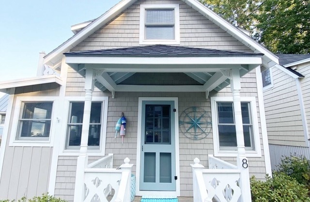 Calming Bayside Cottage with Water Views