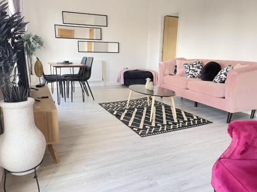 Cambridge - Modern 4-BR Home with Gardens & Wi-Fi