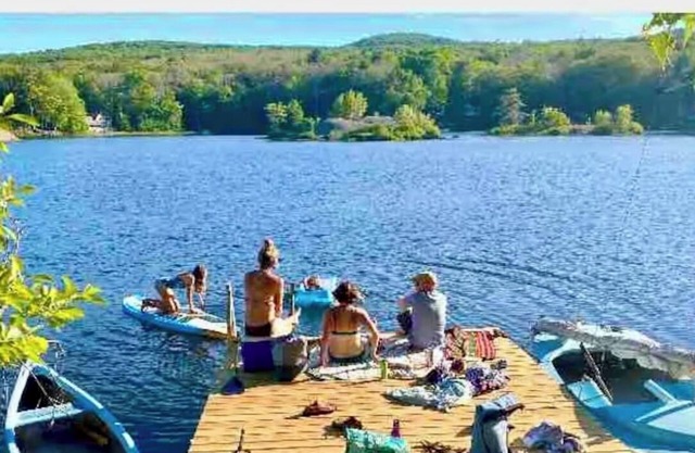 Camden cottage with float on water