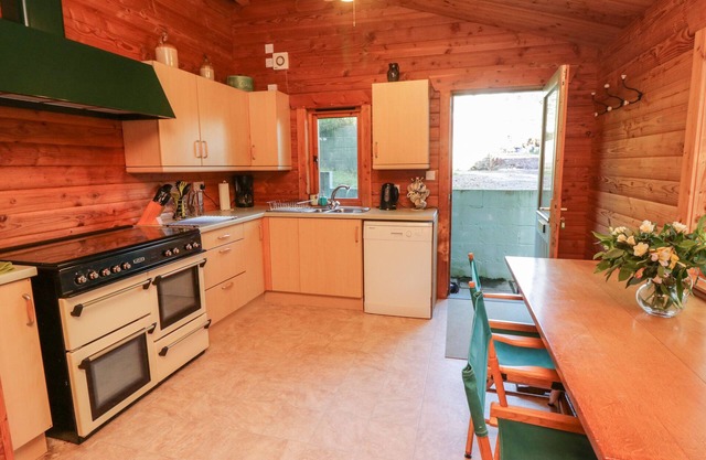 CAMELLIAS AT MAGNOLIA LAKE, pet friendly, with a garden in Dawlish