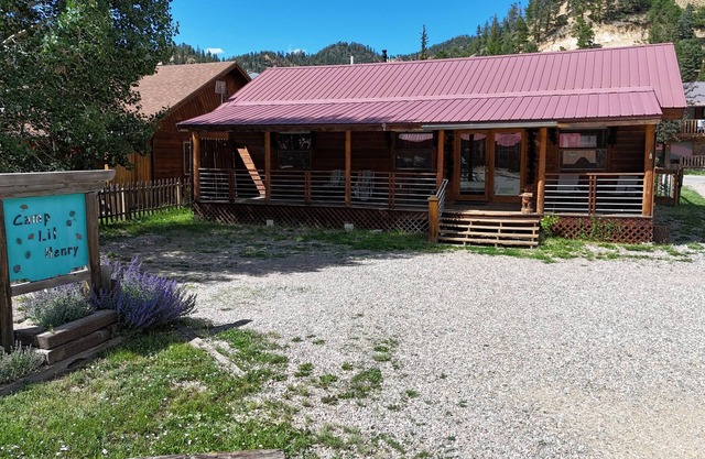 "Camp Lil Henry" Charming Cabin - On Main Street - Pet Friendly - Fenced Yard - WIFI