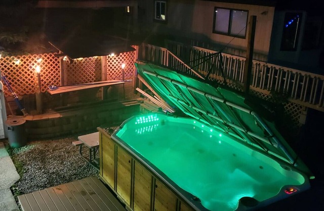 Campau all 4 levels · Lakefront, 2 Kings, 2hot tub swim pool spa, tiki