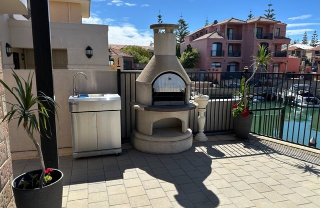 Canal Waterfront propertynEntire home in Wannanup, Australia