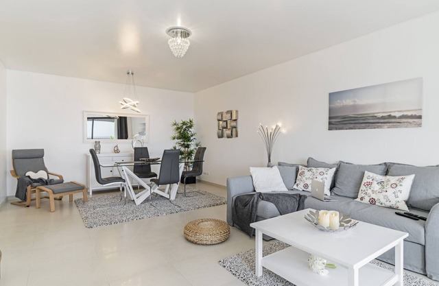 Caniço VI, spacious apartment with pool.