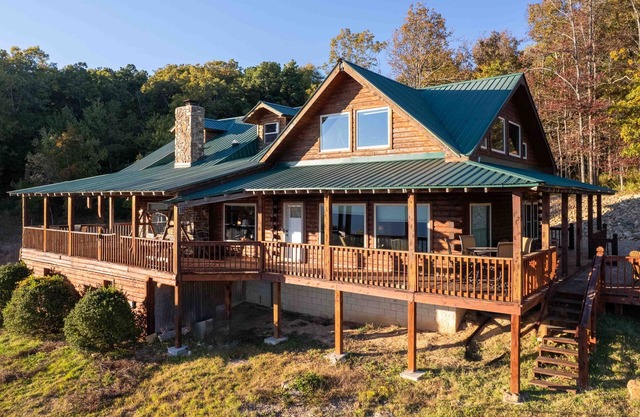 Canyon's Edge Family Cabin- best scenic canyon views, hot tub & fire pit!