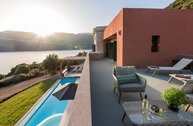 Cape villa, be blown away by breathtaking waterfront luxury villa!