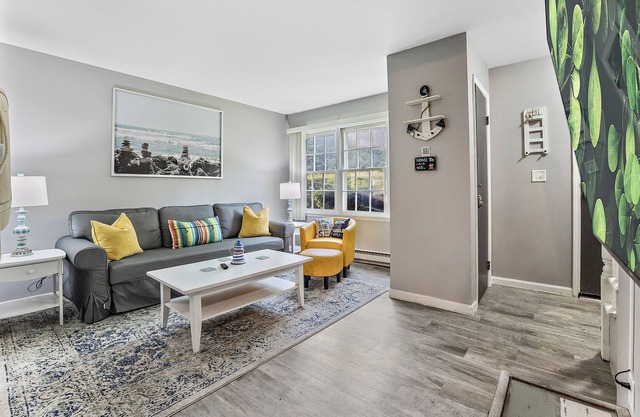 Capitan's Quarter Themed Apartment, 75"TV, Garage/