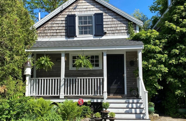 CAPTAINS COTTAGE- Town of Camden