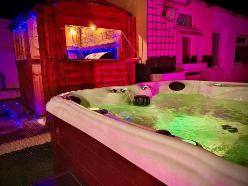 Captivating 4-Bed Hot Tub House in Blackpool