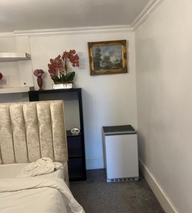 Captivating 4-Bed House in Wakefield