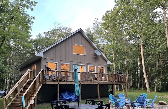 Captivating cabin on stunning Hawksbill Creek close to Shenandoah NP, w hot-tub