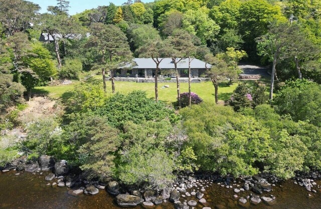 Caragh Lake House - Lakefront Escape and Sauna