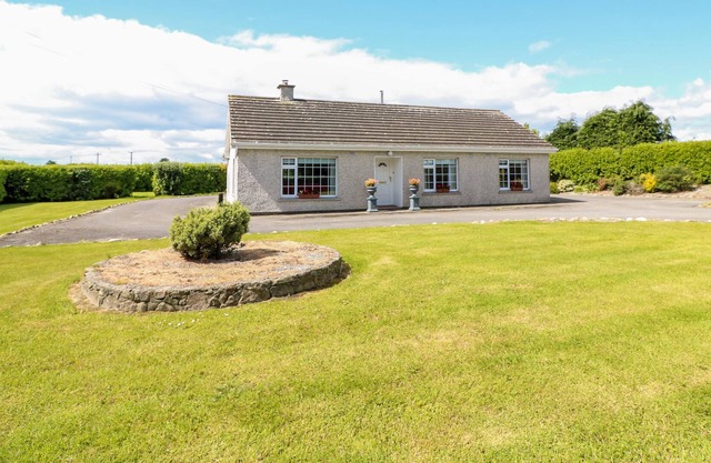 CARRIGANNA COTTAGE, pet friendly in Stradbally, County Waterford