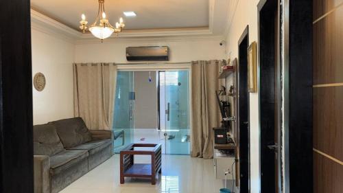 Casa 3 quartos,1 suite, 3 camas casal,3 camas solteiro,1 banheiro social, quintal, área de serviço, garagem