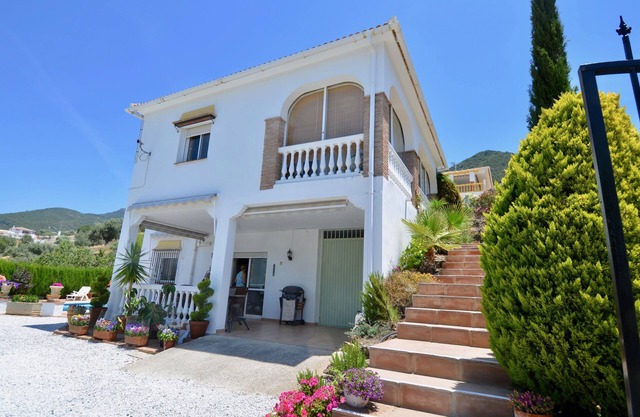 Casa Alegria, villa with mountain views, quiet location in Alcaucin