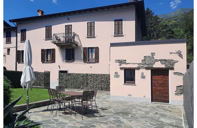 "Casa Alice" large private garden- lake and mountains- free WiFi