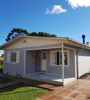 Casa Aurora, Completa, no Centro, Cercada, 130m quadrados, 11 Pessoas, Wi-Fi, 3 Quartos, Cozinha e Sala Integrados, 2 Banheiros, Varanda, Garagem Coberta 1 carro, Estacionamento Interno 3 Carros, Churrasqueira, Lareira de Alta Performance, Fogão de Ferro