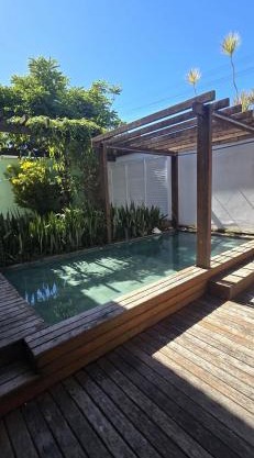 Casa Beija Flor - 03 quartos com suíte, piscina e área de churrasco, luxo totalmente privativa