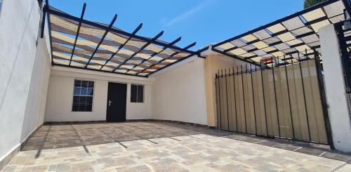 Casa cómoda y completa con 2 camas king size y 1 cama twin