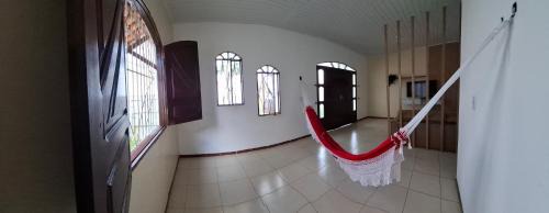 Casa com 2 quartos e 4 camas, banheiro exclusivo, cozinha e sala ampla