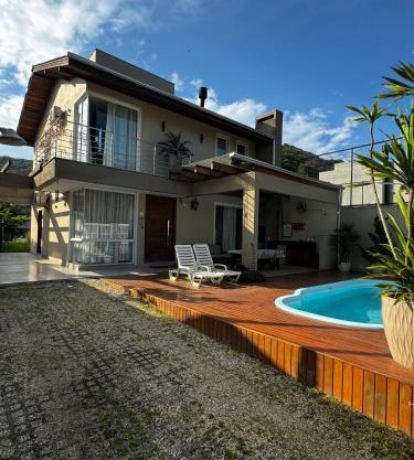 Casa com 3 quartos e piscina no Mariscal