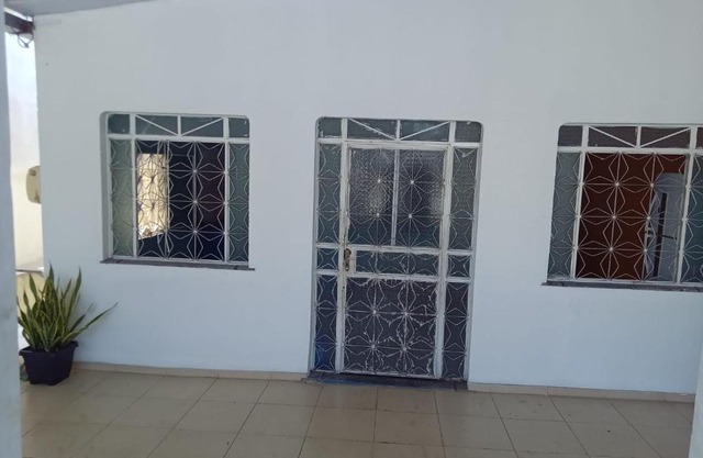 Casa com 3 quartos e varanda na praça 14