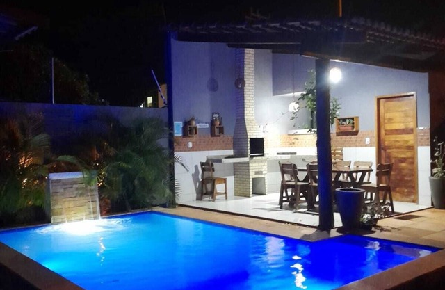Casa com Piscina, Quadra de Areia, Churrasqueira, Jardim. A 4 Minutos da Praia
