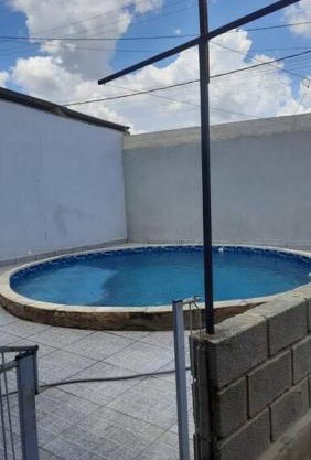 Casa com Piscina no Bairro do Cercado
