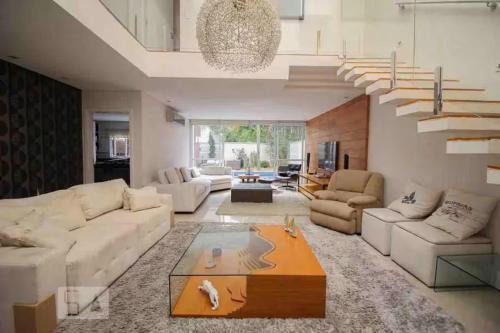 Casa com Piscina a 5 minutos Marginal tiete