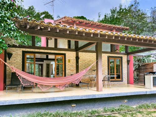 Casa com piscina e natureza - Granja Viana