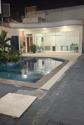 Casa com Piscina e quartos amplos