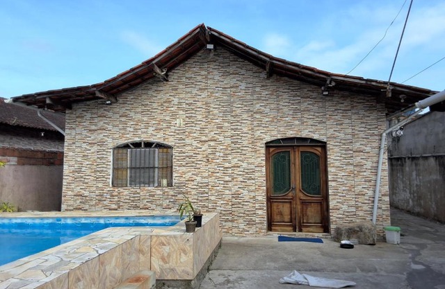 Casa com pisicna in Mongaguá