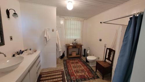 Casa com praia na beira da represa