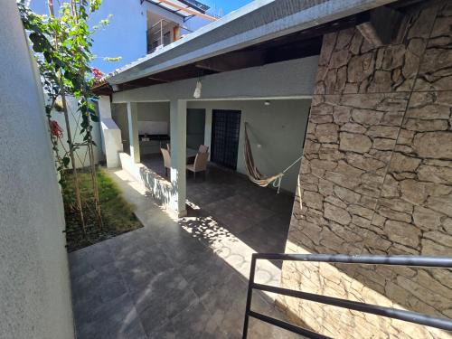 Casa completa dois quartos, com ar condicionado, churrasqueira, garagem