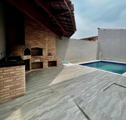 Casa completa em condominio, Wi-Fi e garagem gratuitas, á 8 min da praia!