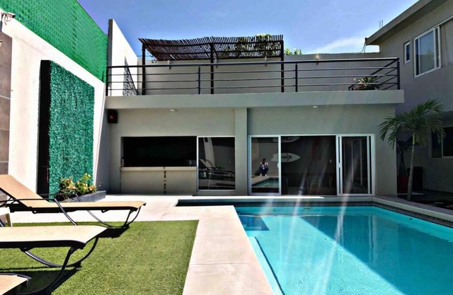 Casa con 11 habitaciones para 30 personas / Alberca con caldera