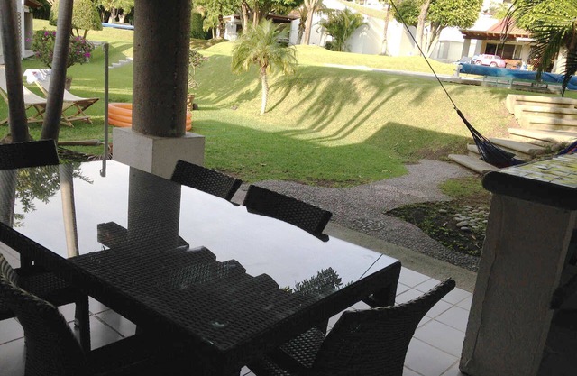 Casa con alberca y hermosos jardines en condominio, Santa Fe, Xochitepec Morelos