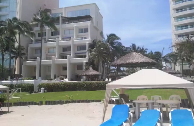 Casa con jardín frente a la playa Playa diamante, reformada