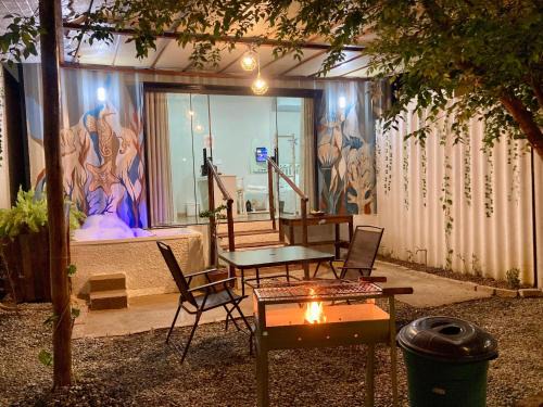 Casa conteiner com Jacuzzi em Bertioga 3 mim da praia de carro