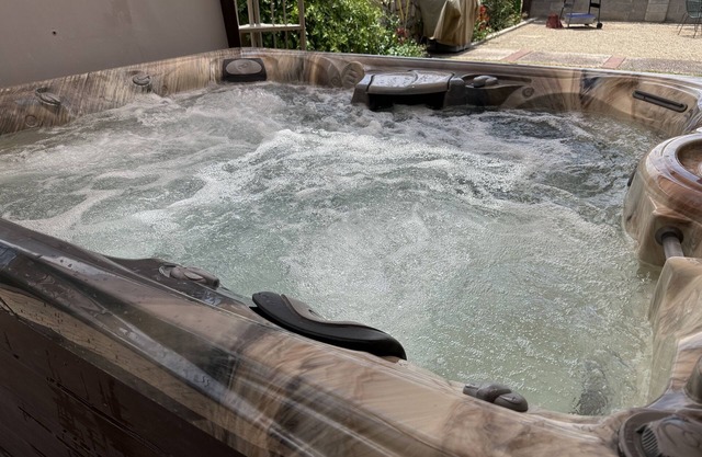 Casa de Flores 3 bdrm, 2 bath with covered hot tub